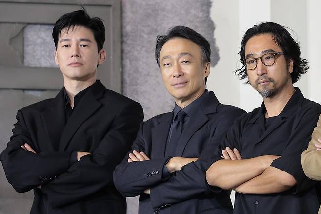 배우 김무열(왼쪽부터)과 이성민, 홍종찬 감독이 5일 서울 중구 앰배서더 서울 풀만 호텔에서 열린 넷플릭스 시리즈 '참교육 ' 제작발표회에서 포즈를 취하고 있다. 뉴스1