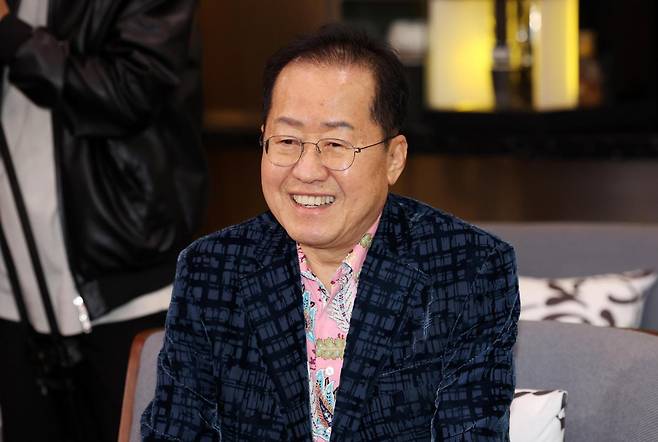 홍준표 전 대구시장이 지난해 5월 10일 인천국제공항 제1여객터미널에서 미국 출국을 앞두고 이준석 당시 개혁신당 대선 후보와 대화하고 있다. 뉴시스