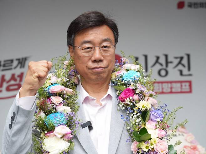 제9회 전국동시지방선거 경기 성남시장에 출마한 국민의힘 신상진 후보가 4일 경기도 성남시 선거사무소에서 당선이 확정되자 기뻐하고 있다. 연합뉴스