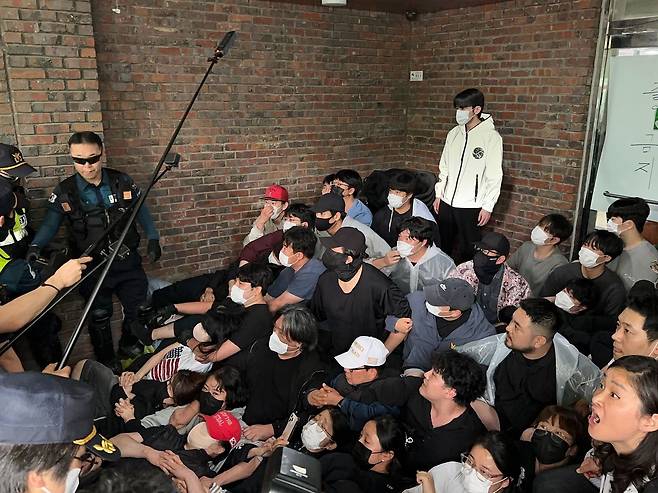 ‘투표용지 부족’ 사태가 발생한 서울 송파구 잠실7동 제2투표소 앞에서 5일 오전 부정선거를 주장하는 시위대가 투표함 반출을 막기 위해 경찰들과 대치하고 있다. 한찬우 기자