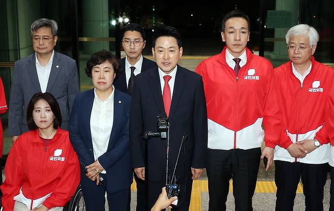 장동혁 국민의힘 대표가 6·3 지방선거 본투표가 실시된 지난 3일 서울 송파구 등 일부 투표소에서 벌어진 투표용지 부족 사태와 관련해 경기 과천 중앙선거관리위원회를 항의 방문해 입장을 밝히고 있다. 뉴스1