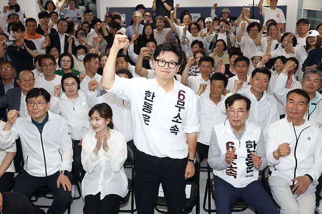 부산 북갑 국회의원 보궐선거 무소속 한동훈 후보가 3일 부산 북구 선거사무소에서 당선이 확실시되자 기뻐하고 있다. 송봉근 객원기자