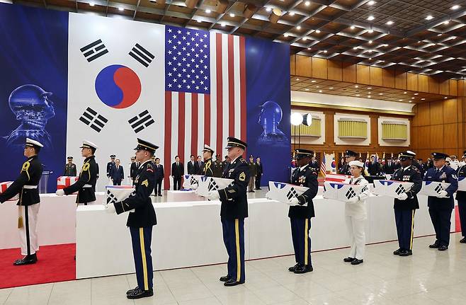 5일 성남 서울공항에서 이재명 대통령 주관으로 열린 한·미 6·25전사자 유해 상호봉환식에서 운구행렬이 입장하고 있다. 이날 행사에서 국군 전사자 유해 10구가 미국 하와이에서 봉환되며, 미군 전사자 유해 3구는 미국으로 봉송된다. 연합뉴스