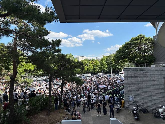 5일 개표소인 서울 송파구 올림픽공원 핸드볼경기장 앞에서 부정선거를 주장하는 시위대가 개표 중단을 요구하고 있다. 김예정 기자