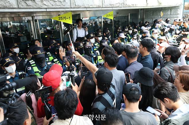 투표용지 부족 사태가 발생한 서울 송파구 잠실7동 제2투표소에서 올림픽공원 핸드볼경기장으로 투표함이 이송돼 개표가 시작된 5일 시위대와 경찰이 대치하고 있다. 권도현 기자