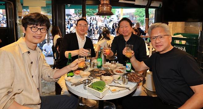 젠슨 황(오른쪽) 엔비디아 최고경영자(CEO)가 5일 서울 마포구 홍대입구 인근의 한 음식점에서 최태원 SK그룹 회장, 구광모 LG그룹 회장, 이해진 네이버 의장과 술잔을 들어 보이고 있다. 권현구 기자