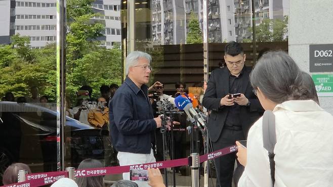 김포공항에 도착해 취재진과의 인터뷰를 하고 있는 젠슨 황. 이병기기자