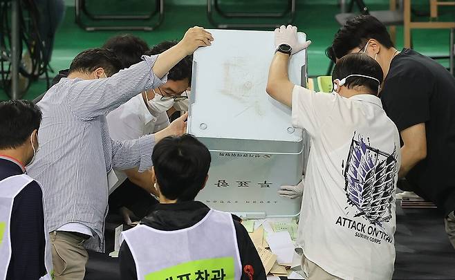 5일 서울 송파구 잠실7동 제2투표소에서 이송된 투표함이 개표소인 올림픽공원 핸드볼경기장에 도착해 참관인이 지켜보는 가운데 투표함을 열고 있다. 연합뉴스