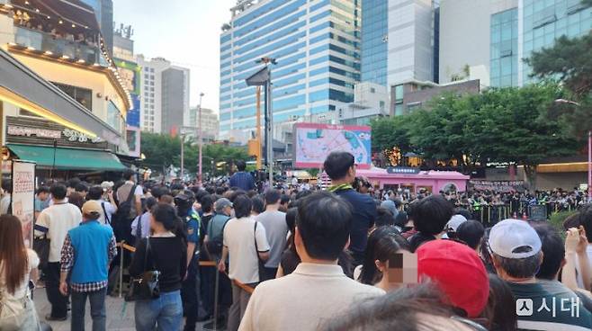 젠슨 황 엔비디아 최고경영자(CEO)가 5일 홍대 고깃집 '형님 저요'를 찾은 가운데 황 CEO 방문 이전부터 사람들이 모여 들었다. /사진=양진원 기자