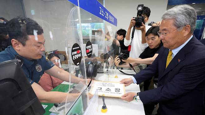지난 5월 28일 오전 윤남식 5·18민주화운동유공자회장이 광주 서구 치평동 서부경찰서 민원실에 정용진 신세계그룹 회장을 5·18 특별법 위반 등 혐의로 처벌해달라는 내용의 고소장을 제출하고 있다. 연합뉴스