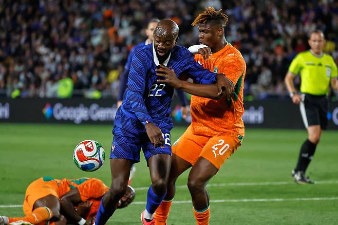 Ivory Coast's Emmanuel Agbadou, right, challenges for the ball with France's Jean-Philippe Mateta during the international friendly soccer match between France and Ivory Coast in Nantes, France, Thursday, June 4, 2026. (AP Photo/Jeremias Gonzalez)/2026-06-05 06:24:57/ <저작권자 ⓒ 1980-2026 ㈜연합뉴스. 무단 전재 재배포 금지, AI 학습 및 활용 금지>