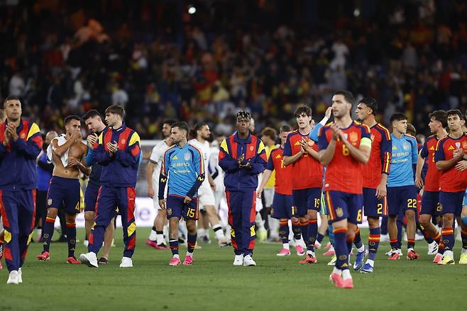 epa13016848 Spain's national soccer team players are seen at the end of a World Cup preparation match between Spain and Iraq at Riazor Stadium in A Coruna, Spain, 04 June 2026. EPA/CABALAR/2026-06-05 07:39:26/ <저작권자 ⓒ 1980-2026 ㈜연합뉴스. 무단 전재 재배포 금지, AI 학습 및 활용 금지>