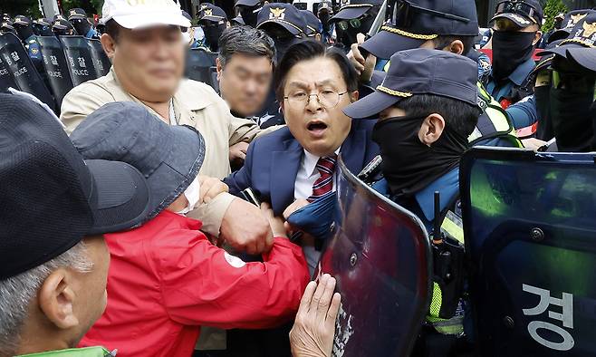 황교안 자유와혁신 대표가 5일 오전 서울 송파구 잠실7동 제2투표소 앞에서 경찰과 대치하고 있다. 뉴시스