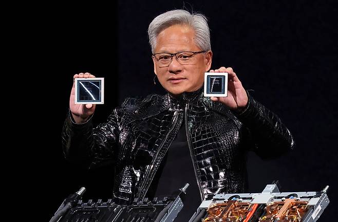 젠슨 황 엔비디아 CEO가 5일(현지시간) 미국 네바다주 라스베이거스 퐁텐블로 호텔에서 열린 엔비디아 CES 2026 라이브에서 차세대 그래픽처리장치 루빈 GPU를 선보이고 있다. 서울경제 DB