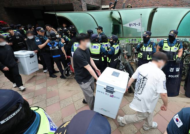 6월5일 서울 송파구 잠실7동 2투표소에서 경찰이 시위대를 해산 조치한 뒤 투표함이 개표소로 이송되고 있다. ⓒ 연합뉴스