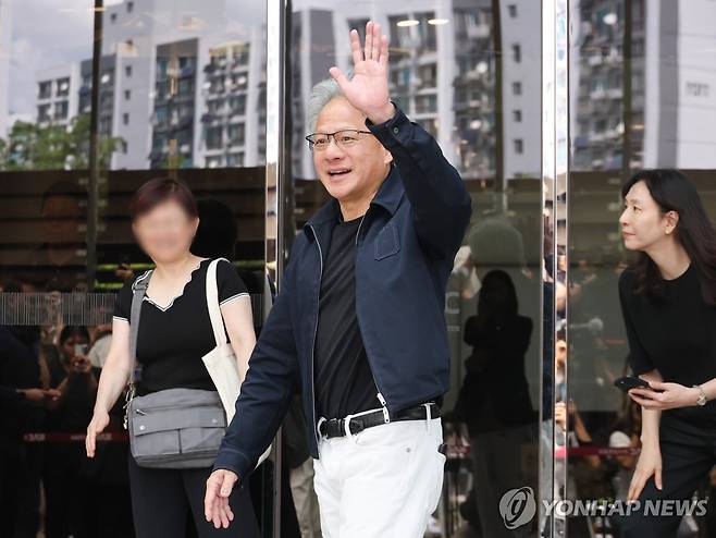 엔비디아 젠슨 황 CEO 방한 (서울=연합뉴스) 임화영 기자 = 엔비디아 젠슨 황 최고경영자(CEO)가 5일 전용기편으로 서울 강서구 김포비즈니스항공센터(SGBAC)에 도착해 센터를 나서며 인사하고 있다. 2026.6.5 hwayoung7@yna.co.kr