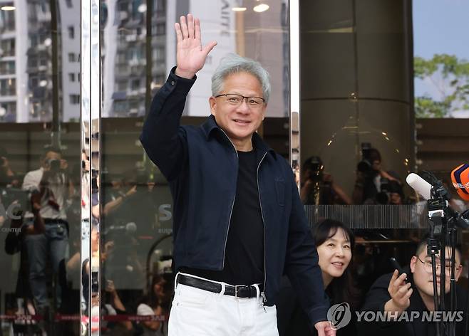 김포공항 통해 입국하는 엔비디아 젠슨 황 CEO (서울=연합뉴스) 임화영 기자 = 엔비디아 젠슨 황 최고경영자(CEO)가 5일 전용기편으로 서울 강서구 김포비즈니스항공센터(SGBAC)에 도착해 센터를 나서며 인사하고 있다. 2026.6.5 hwayoung7@yna.co.kr