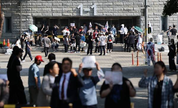 투표지 부족 사태'를 규탄하며 재선거를 요구하는 '잠실 개표소 봉쇄 시위'가 1박 2일째 계속되는 가운데 6일 개표소인 서울 송파구 올림픽공원 핸드볼경기장 앞에서 부정선거를 주장하는 시민들과 보수 성향 유튜버 등이 구호를 외치고 있다. 연합뉴스