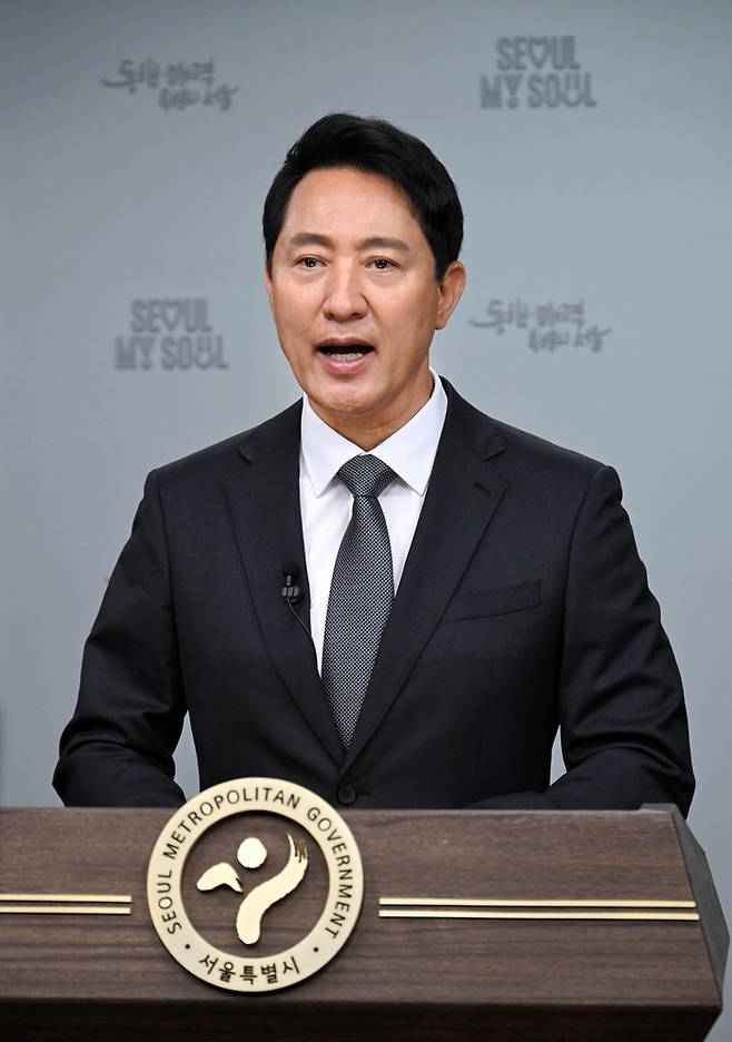 오세훈 시장이 6일 오전 서울시청에서 6.3 지방선거 투표용지 부족 및 투표 중단 사태 관련 담화문을 발표하고 있다