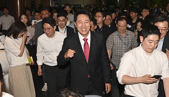 ▲오세훈 서울시장이 4일 당선 후 서울시청으로 출근하며 직원들과 인사하고 있다. 연합뉴스