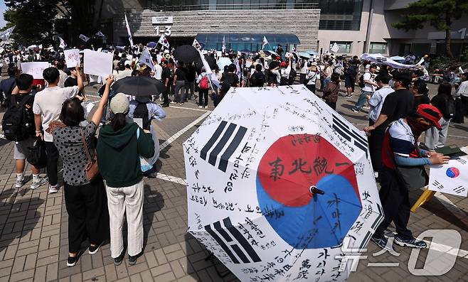 6·3 지방선거 투표용지 부족 사태에 반발한 시민들이 6일 오전 서울 송파구 올림픽공원 핸드볼경기장 개표소 앞에 모여 재선거를 요구하는 구호를 외치고 있다. 2026.6.6 ⓒ 뉴스1 구윤성 기자