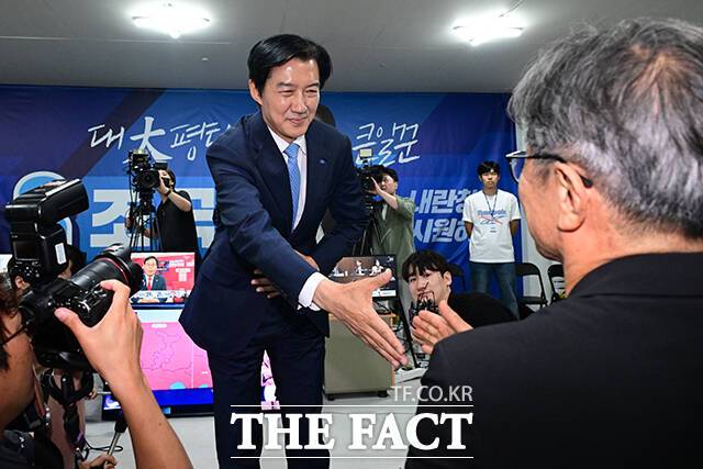 조국 전 혁신당 평택을 국회의원 재선거 후보가 3일 오후 경기 평택시 선거사무소에서 6·3 지방선거 출구 조사가 발표된 후 공동선대위원장과 악수하는 모습. /남윤호 기자