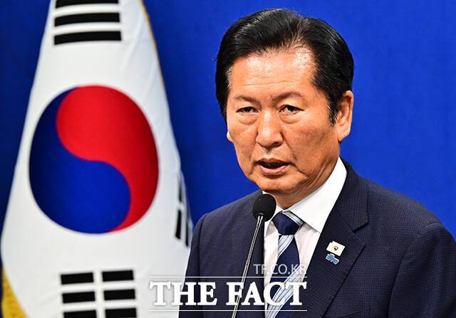 정청래 더불어민주당 대표가 지방선거 직후 진보 진영 연대론을 공론화하면서 범진보 진영 재편 논의가 다시 수면 위로 떠오르고 있다. 사진은 정 대표가 지난 4일 서울 여의도 국회에서 지방선거 결과와 관련한 기자회견을 하는 모습. /배정한 기자