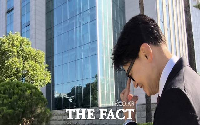 5일 오후 국회의원으로서 첫 일정을 마친 한동훈 의원이 의원회관 앞으로 이동하고 있다. 첫날 소감을 묻는 취재진의 질문에 그는 "똑같죠 뭐"라고 덤덤한 답변을 남긴 뒤 웃었다. /서울 여의도=오승혁 기자