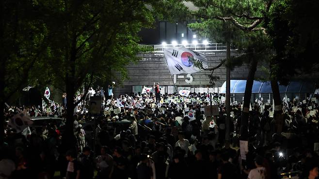 6일 새벽 서울 송파구 올림픽공원 핸드볼경기장 앞에서 시민들이 선거 관리 부실에 항의하고 있다. / 고운호 기자