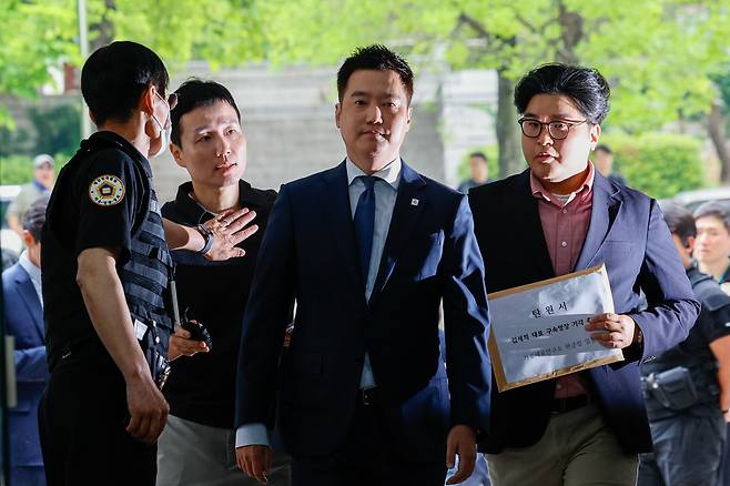 김세의 가로세로연구소(가세연) 대표가 지난달 26일 서울 서초구 서울중앙지법에서 열린 구속영장 실질 심사에 출석하고 있다./뉴스1