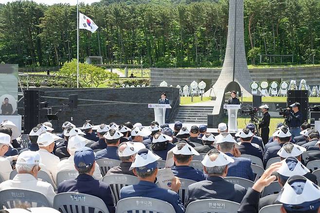오영훈 제주도지사가 6일 국립제주호국원 현충광장에서 열린 제71회 현충일 추념식에서 추념사를 하고 있다. 이날 추념식에는 보훈가족과 도민 등 600여명이 참석해 순국선열과 호국영령의 희생을 기렸다. /사진=제주특별자치도 제공