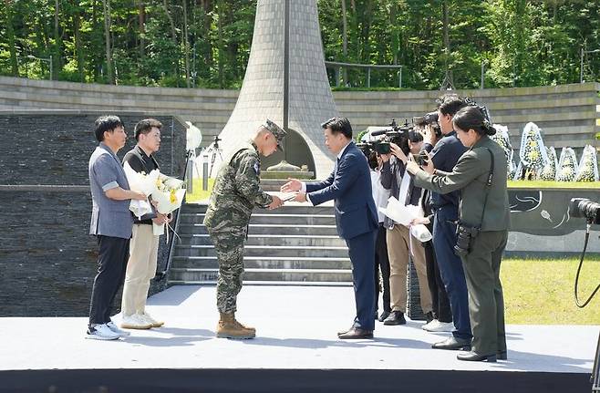 오영훈 제주도지사가 6일 국립제주호국원 현충광장에서 열린 제71회 현충일 추념식에서 보훈문화 확산에 기여한 유공자에게 표창을 수여한 뒤 악수하고 있다. 제주도는 국가를 위한 희생과 헌신을 지역사회에 전한 유공자와 보훈가족의 공로를 기렸다. /사진=제주특별자치도 제공