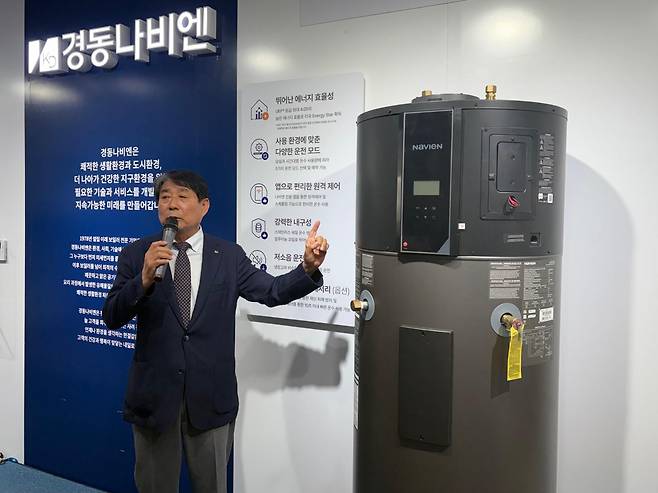 박남규 나비엔 난방 전기화 센터 제주 대표가 지난달 28일 센터에서 공기열온수기에 대해 설명하고 있다. 제주=전예현 기자