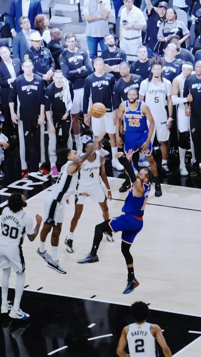 뉴욕 브런슨이 6일 프로스트 뱅크 센터에서 열린 샌안토니오와의 2025~26 NBA 파이널 2차전서 4쿼터 막바지 동점 2점슛을 터뜨리고 있다. 사진=NBA SNS