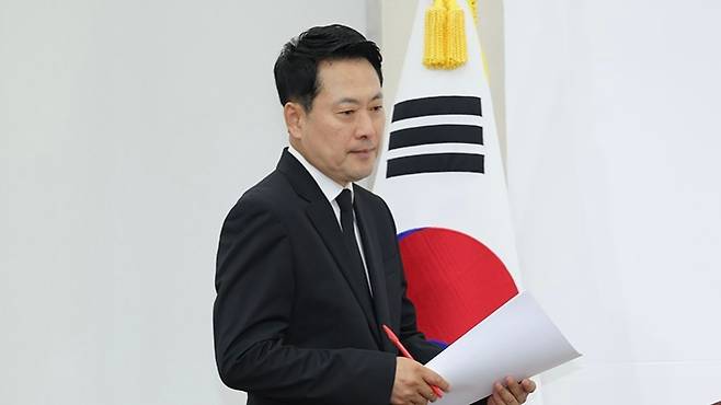 장동혁 대표가 6일 국회에서 열린 긴급최고위원회의에 참석하고 있다. (국민의힘)
