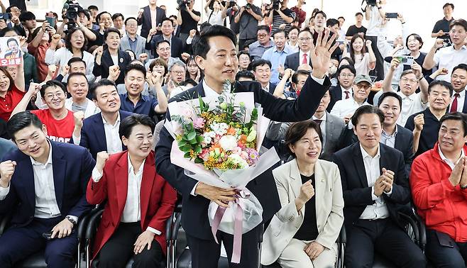 6·3 지방선거에서 서울시장에 당선된 오세훈 국민의힘 후보가 4일 오전 서울 종로구에 마련된 선거사무소에서 당선 소감 발표를 마친 뒤 기뻐하고 있다. 앞줄 가장 왼쪽에 김 의원이 앉아있다. 김경록 기자.