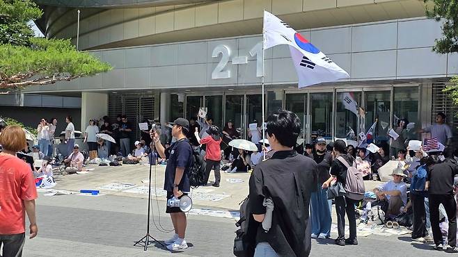 6일 오후 서울 송파구 올림픽경기장에서 재선거를 주장하는 시위대가 6·3 전국동시지방선거 개표소로 쓰인 핸드볼경기장을 둘러싸고 있다. 김창용 기자