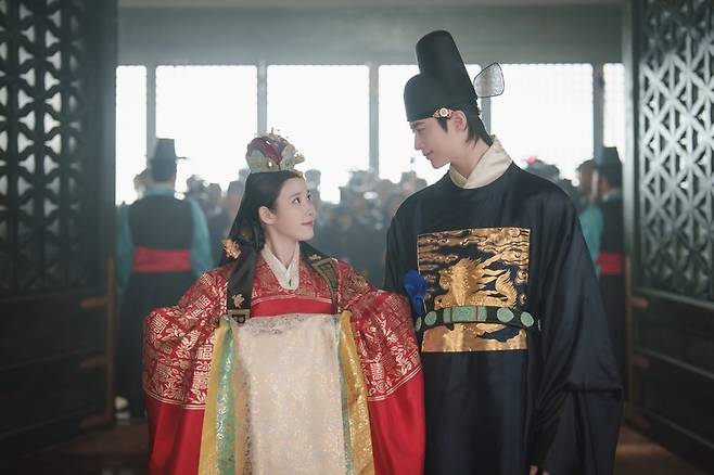 아이유와 변우석지 주연을 맡은 '21세기 대군부인'이 역사 왜곡 논란에 휩싸였다./사진=MBC