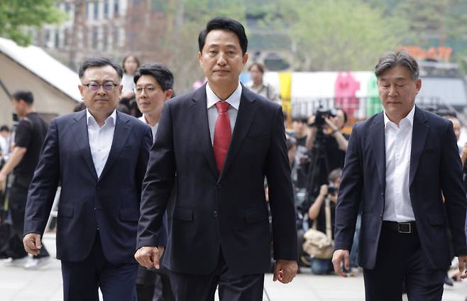 오세훈 서울시장이 4일 서울시청 정문에서 감사 인사를 마친 뒤 시청 로비로 향하고 있다. 연합뉴스