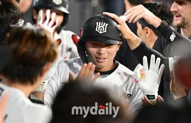 2026년 6월 4일 오후 경기도 수원KT위즈파크에서 열린 '2026 신한 SOL KBO리그' LG 트윈스와 KT 위즈의 경기. KT 이재원이 8회말 2사 1루서 2점 홈런을 친 뒤 동료들의 축하를 받고 있다./마이데일리