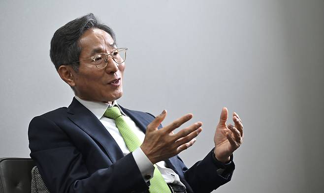 윤종규 KB금융그룹 고문이 지난달 28일 오후 서울 종로구의 집무실에서 인터뷰하고 있다. 임세준 기자