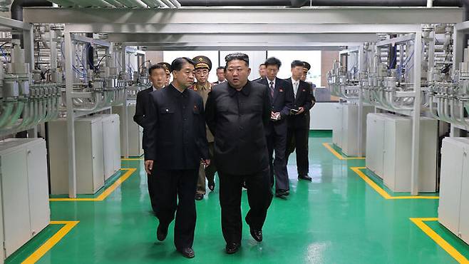 김정은 북한 국무위원장이 지난 3일 최성남 군수공업부 부부장과 함께 새로 가동한 핵물질 생산공장을 돌아보고 있다.