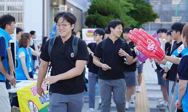 하굣길 학생들이 금연 피켓을 든 학부모들과 인사를 나누고 있다. 학생흡연예방 학부모 모니터단 제공