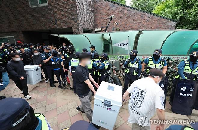 잠실7동 2투표소 투표함 이송 (서울=연합뉴스) 박동주 기자 = 5일 서울 송파구 잠실7동 2투표소에서 경찰이 시위대를 해산 조치한 뒤 투표함이 개표소로 이송되고 있다.
이 투표소에서는 9회 전국동시지방선거 및 국회의원 재·보궐선거 투표용지 부족으로 투표 시간이 오후 10시까지 연장됐고, 투표함이 개표소로 옮겨지지 못했다. 2026.6.5 pdj6635@yna.co.kr