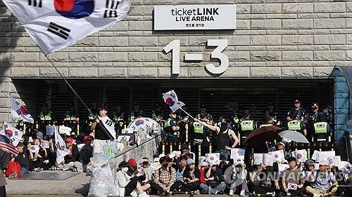 계속되는 개표소 봉쇄 시위
(서울=연합뉴스) 이진욱 기자 = 투표지 부족 사태'를 규탄하며 재선거를 요구하는 '잠실 개표소 봉쇄 시위'가 1박 2일째 계속되는 가운데 6일 개표소인 서울 송파구 올림픽공원 핸드볼경기장 앞에서 부정선거를 주장하는 시민들과 보수 성향 유튜버 등이 구호를 외치고 있다. 2026.6.6
cityboy@yna.co.kr
(끝)