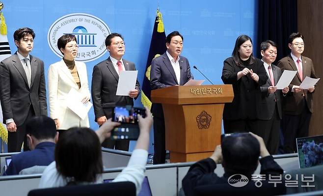 국민의힘 경기도 지역구 소속 김선교·김성원·김은혜·김용태·송석준·안철수 의원이 21일 오전 국회 소통관에서 기자회견을 열고 '경기도 자체 선거대책위원회' 발족 계획을 밝히고 있다. 노민규기자