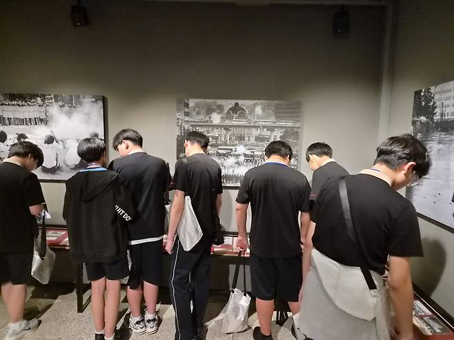 민주화운동기념관 방문한 중학생들. 연합뉴스