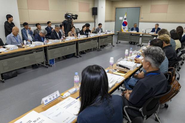 7일 오후 전남 나주 빛가람공동혁신도시 복합문화체육센터에서 ‘전남광주대전환기획위원회’ 상견례 겸 첫 회의가 열리고 있다. /김진수 기자 jeans@kwangju.co.kr