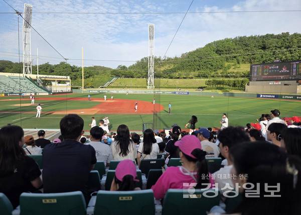 울산북구가족센터(센터장 문화정)는 지난 6일 지역 주민을 대상으로 울산 웨일스 프로야구단에서 지원한 프로야구 경기관람 행사를 진행했다.