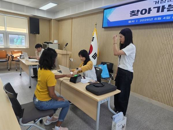 거창군이 도내 지자체 중 처음으로 출입국관리 기관과 협력해 현장 중심 외국인 행정서비스를 선보였다. /거창군